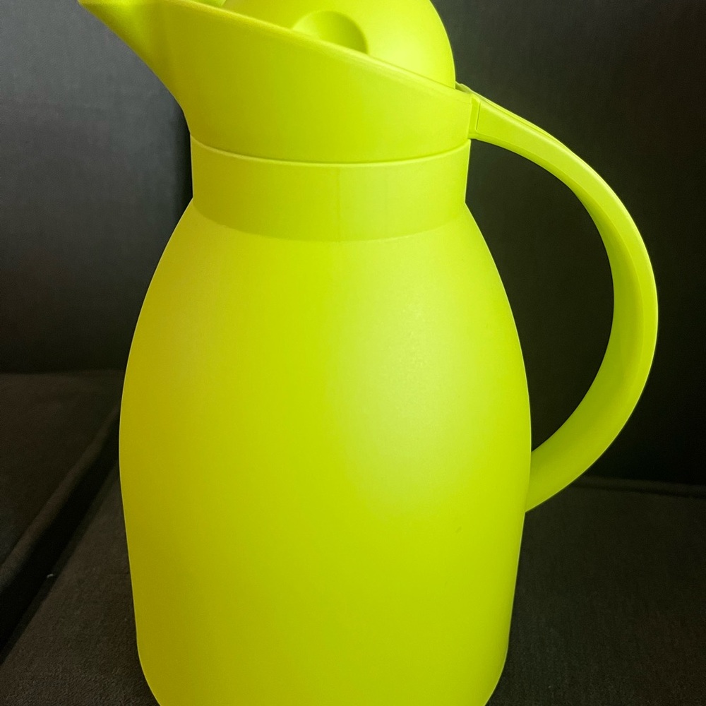 Green Thermal Water Bottle with Modern Design